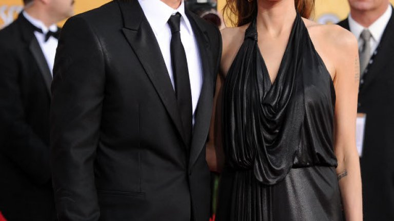 Пит, номиниран за ролята си в Moneyball, е в лъскав черен костюм, а Анджелина е избрала черна рокля на Jenny Packham, обувки Gucci и чанта на Louis Vuitton. "Исках да се чувствам удобно", каза Джоли.