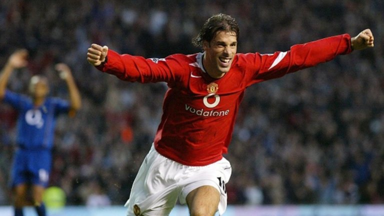 7. Рууд ван Нистелрой (Манчестър Юнайтед, 2001/02)
Пристигането му се отложи с една година заради контузия в коляното, но това не промени мотивацията му. Нистелрой записа 23 гола във Висшата лига и общо 36 във всички турнири. Тогава само Тиери Анри отбеляза повече попадения от него в Премиършип.