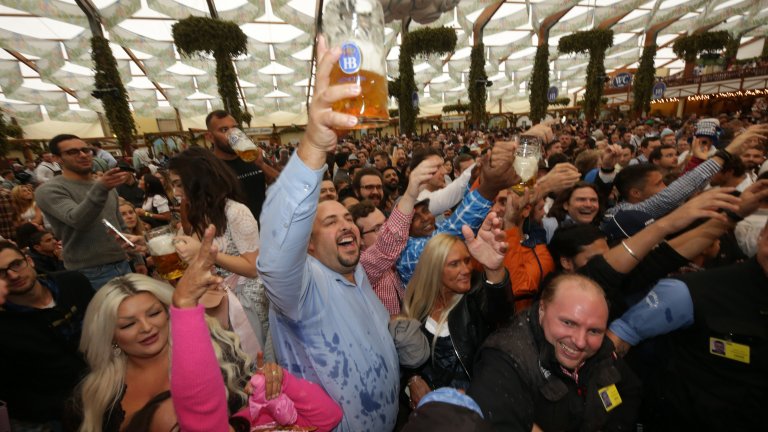 Първият ден на Октоберфест: Тълпи, бира и дъжд (снимки)