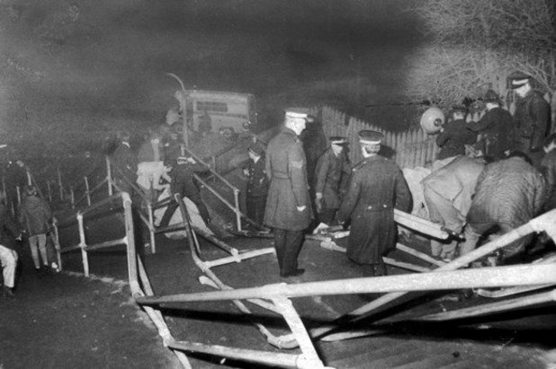2 януари 1971 година 66 намират смъртта си на „Айброкс Парк“ /сега – „Айброкс Стейдиъм/ в Глазгоу. Собственикът на стадиона – Глазгоу Рейнджърс – е осъден да плати обезщетение на семействата на загиналите. Ранените са над 200. Това е най-голямата трагедия в британския футбол преди инцидента на „Хилсбъро“ през 1989-а.