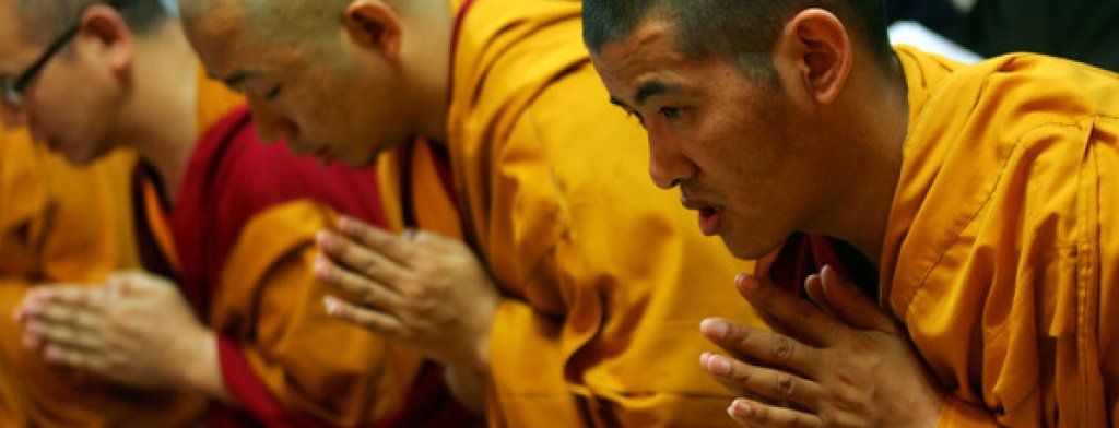 South+Korean+Monks+Hold+Prayer+Peace+Tibet+-c9olvziteil