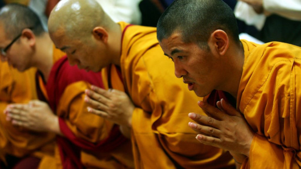 South+Korean+Monks+Hold+Prayer+Peace+Tibet+-c9olvziteil