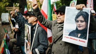 Иранските власти се опитват със сила да потушат демонстрациите и вече има убити протестиращи