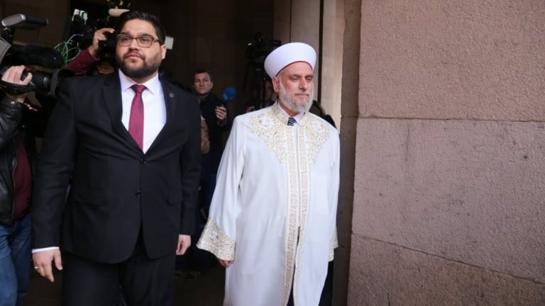 Главният мюфтия Мустафа Хаджи на излизане от Министерския съвет