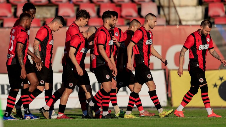 Локомотив се раздели със седем футболисти ден след назначението на Любо Пенев