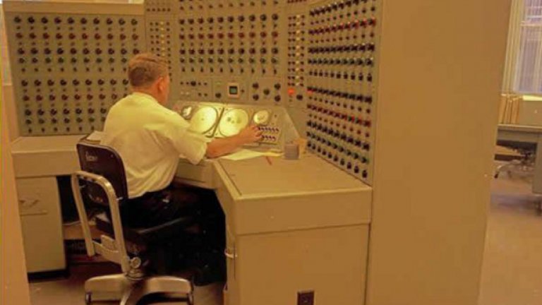 Мъж работи на аналогов компютър, 1968-ма