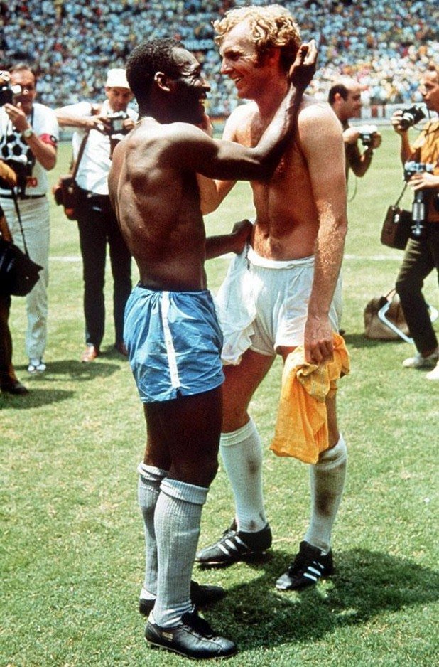 1970 г., Група, Бразилия - Англия (1:0).
"Пеле ми каза, че ще се видим на финала", признава за тази снимка Боби Муур. Двама велики от 60-те и 70-те години на играта за джентълмени (тогава). Англия обаче отпада на четвъртфинал и предсказанието на Краля не се сбъдва.