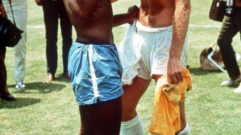 1970 г., Група, Бразилия - Англия (1:0).
"Пеле ми каза, че ще се видим на финала", признава за тази снимка Боби Муур. Двама велики от 60-те и 70-те години на играта за джентълмени (тогава). Англия обаче отпада на четвъртфинал и предсказанието на Краля не се сбъдва.