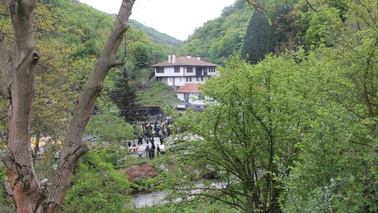 На празници в манастира се стичат стотици хора от близо и далеч