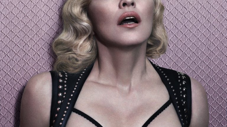 Мадона се завръща с голи гърди
