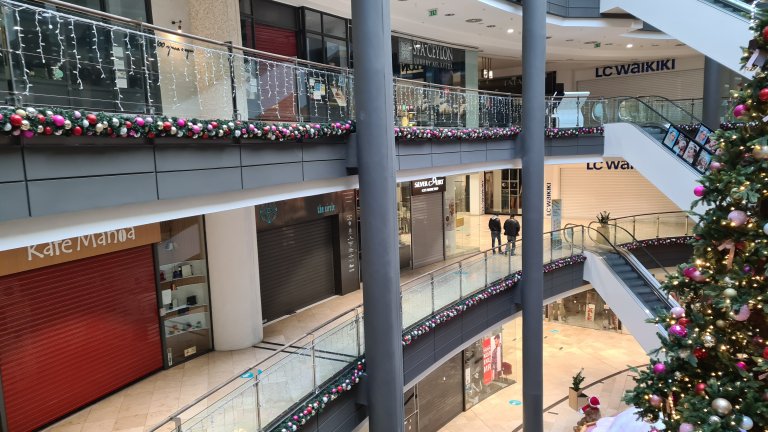 Отварят моловете, кината и фитнесите, но забраняват алтернативите на предпазните маски