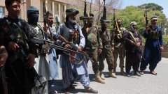 Десетки цивилни убити при офанзива на талибаните срещу ключов град