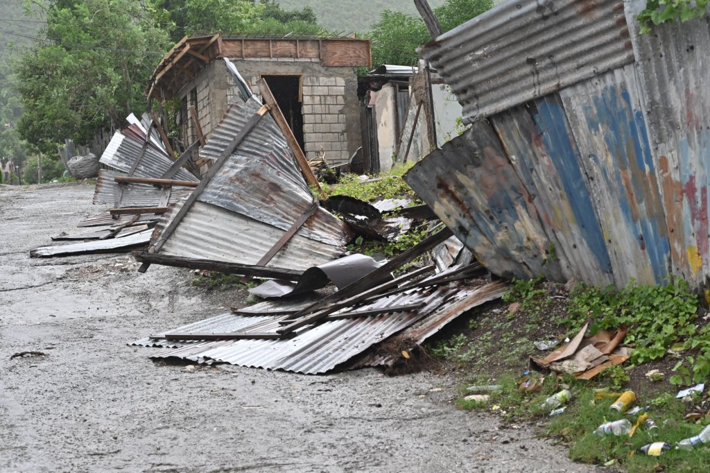 Ураганът "Мелиса" удари Ямайка с ветрове от близо 300 км/ч, следва Куба
