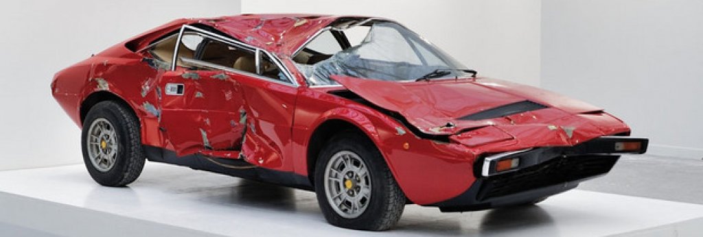 Катастрофиралият Ferrari Dino GT4 беше продаден през 2013 като произведение на изкуството за 250 000 долара. Творбата е създадена през1993 година от френския художник Бертран Лавие, един от класиците на модерното изкуството.
