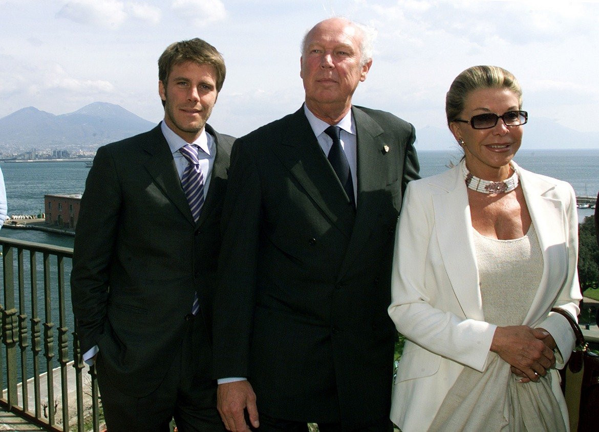 След края на изгнанието на кралското семейство Емануеле се завръща в Италия през 2002 г. (на снимката: със своите баща и майка). Правил е опити и за политическа кариера, но те обаче са крайно неуспешни.