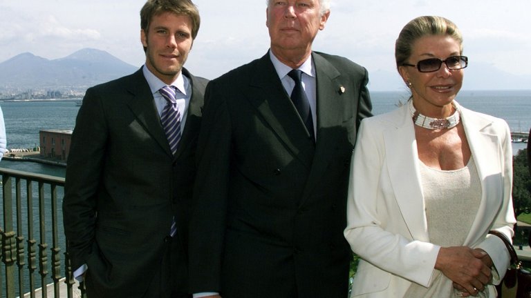 След края на изгнанието на кралското семейство Емануеле се завръща в Италия през 2002 г. (на снимката: със своите баща и майка). Правил е опити и за политическа кариера, но те обаче са крайно неуспешни.