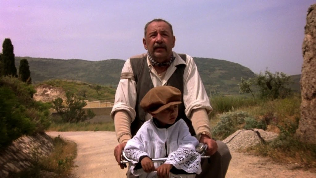 \"Ново кино \"Парадизо\"\" (Cinema Paradiso, 1998)
Италианецът от малкия град никога не забравя своите корени и този филм е доказателство за това. Сюжетът проследява филмов режисьор, който се връща в родния си град след много години отсъствие и откри