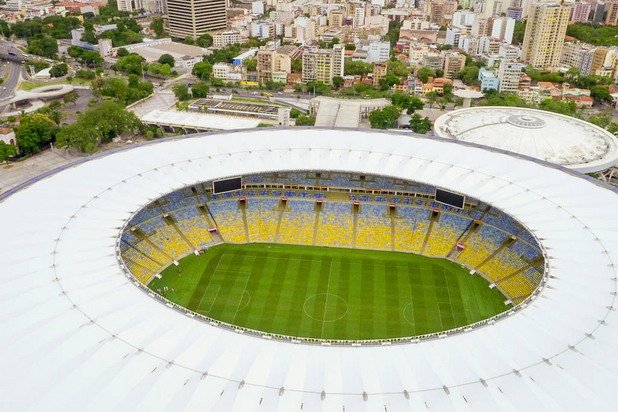 "Маракана", Рио де Жанейро
Стадионът е открит през 1950 г. за световното първенство, като на него се играе и финалът, в който Бразилия губи с 1:2 от Уругвай. Оттогава Маракана се използва от големите клубове в Рио де Жанейро – Ботафого, Фламенго, Флуминензе и Вашку да Гама. При създаването си е бил с внушителния капацитет от над 200 000 места – най-големият в света. На Бразилия - Уругвай на 16 юли 1950 г. се събират именно толкова. Сега капацитетът му е за едва около 80 хиляди, но това в никакъв случай не го прави по-малко задължителен за феновете на футбола.
