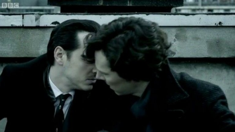 Въпреки усилията на Китай, Шерлок не е гей
Както и целувките в първи епизод на трети сезон показват, Стивън мофат и Марк Гатис обичат да флиртуват с идеята за сексуалната ориентация на Шерлок. Попитан за сексуалния живот на Шерлок, Бенедикт Къмбърбач казва, че всеки го разглежда от собствената си перспектива. „Случвало ми се е асексуални да дойдат и да ми благодарят за представянето на асексуалните", разказва той. Според Мофат обаче това е грешка. В оригиналните истории няма намек Холмс да е асексуален или гей. 
Това обаче не спира милионите китайски фенове на героя да го възприемат като гей икона, като много текстове са посветени на романтичната му връзка с Уотсън. Всичко това може да изглежда като стандартно фенско отношение, преди да си спомним, че в Китай да пишеш неща, които правителството би приело за „неприлично", се наказва със затвор.