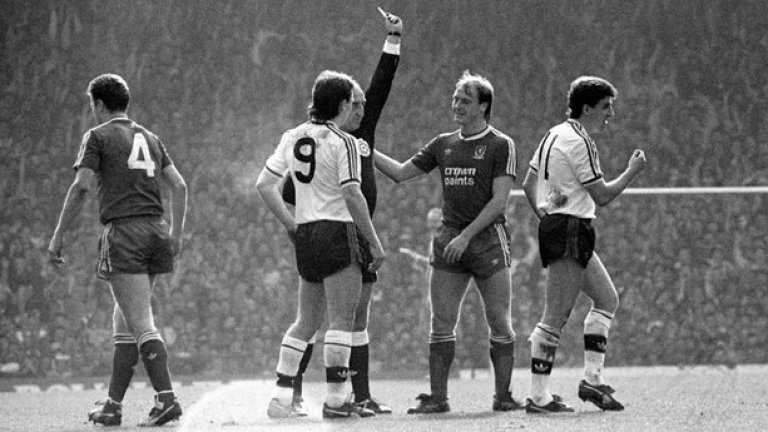 1988 г., Ливърпул - Юнайтед 3:3. Гостите отидоха на "Анфийлд" в търсене на чудо - бяха на 11 точки зад лидера Ливърпул. Брайън Робсън изведе Юнайтед напред, но Питър Биърдсли, Гари Гилеспи и Стив Макмаън доведоха нещата до 3:1 за домакините.
Юнайтед обаче изравни, като късният гол на Гордън Стракън пред "Коп" бе отпразнуван с въображаемо пушене на пура - един вид "колко лесен гол"...