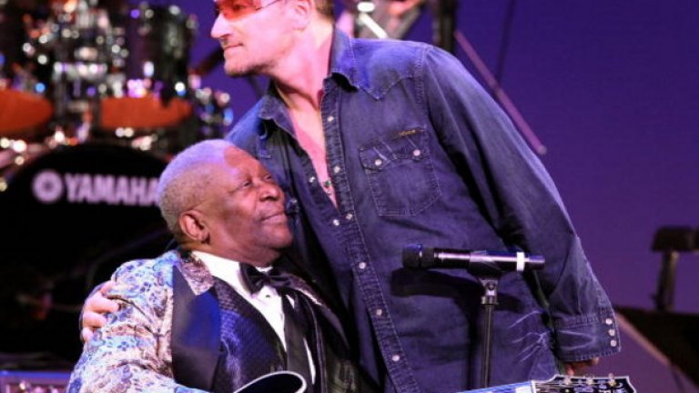 Би Би Кинг обичаше съвместните изпълнения, често свиреше с много по-млади музканти. На снимката: с Боно от U2, 2008 година, Лос Анджелис