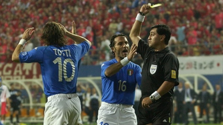 3. Южна Корея - Италия 2:1 (2002 г.)
Световното първенство преди 15 години не бе лишено от драма и изненади. Една от тях бе успехът на домакина Южна Корея с 2:1 над Италия на осминафиналите. В ролята на 12-ия играч на корейците влиза еквадорският рефер Байрон Морено. Той отменя два гола на адзурите заради съмнителни засади и гони несправедливо звездата на тима Тоти. Южна Корея побеждава със златен гол на Ан Чжун Хван.
