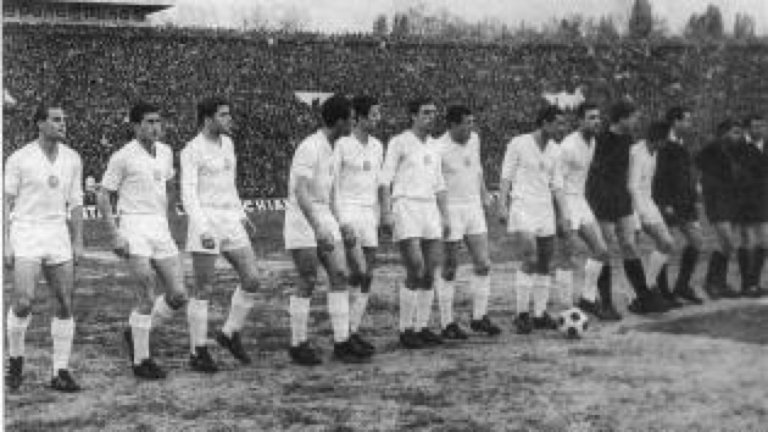 Автобусът с тоалетната
През 1967 г. ЦСКА и Интер се срещат в полуфинал за Купата на европейските шампиони. Двата мача в Милано и София завършват с равенства 1:1, и трябва да се играе трети двубой на неутрален терен. За всеобща изненада, от „Армията“ дават съгласие тази среща да се състои на италианска територия в Болоня. Там "червените" губят с 0:1 пред препълнилите стадиона привърженици на Интер.
Всички се питат защо ЦСКА се съгласява на варианта с Болоня? Десетилетия наред се носи мълвата, че Интер уж им подарил един автобус „Барейрос“, в който имало тоалетна. За 60-те години подобна екстра действително звучи като техника от космически кораб. Левскарите дълги години се подиграват на червените си опопненти, че са се продали срещу „един автобус с клозет“.
Истината обаче е, че въпросният рейс е поръчан от ЦСКА още предната година, и по случайно стечение на времето пристига точно след този злополучен мач в Болоня. А съгласието да се играе на италианска земя е дадено от футболната федерация в София, но не и без одобрението на покровителите на ЦСКА от военното министерство. Някой успял да заблуди генералите, че в Болоня има силна комунистическа партия и всички марксисти-ленинисти щели да викат за отбора от социалистическа България.

