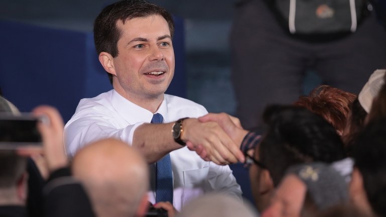 Той иска да бъде първият открит гей президент на САЩ. Въпросът е може ли да го постигне?