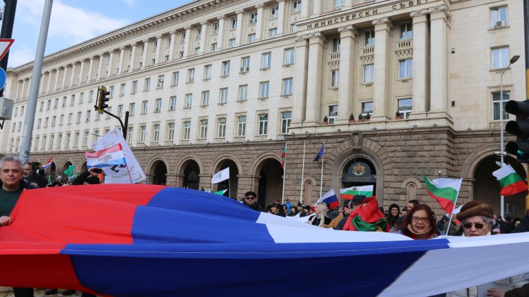 Докато в парламента властва хаоса, феновете на Путин вътре си правят, каквото си искат