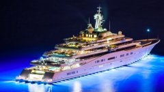 Абрамович пристигна в Истанбул с яхти за 1 милиард, купува местен клуб