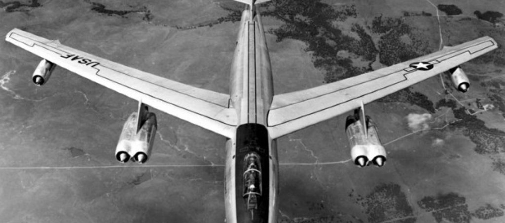 7. Изчезнал с ядрено оръжие

На 10 март 1956 г. от авиобаза МакДил, Флорида излитат четири стратегически бомбардировача B-47E. Те трябва да прелетят до Средиземно море, след което да се приземят в Мароко.

Над крайбрежието на Алжир бомбардировачите трябва да дозаредят във въздуха, но един от самолетите не се появява. Последвалата спасителна акция не дава резултат и не са намерени нито останки от бомбардировача, нито от тричленният му екипаж.

Машината е превозвала и два заряда за атомни бомби, но без механизма, който би направил възможна експлозията.