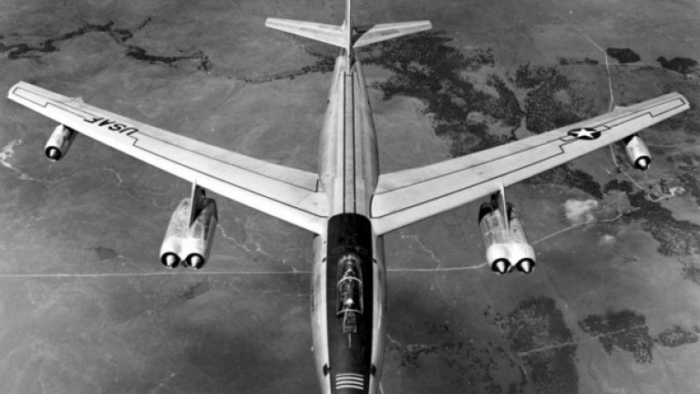 7. Изчезнал с ядрено оръжие

На 10 март 1956 г. от авиобаза МакДил, Флорида излитат четири стратегически бомбардировача B-47E. Те трябва да прелетят до Средиземно море, след което да се приземят в Мароко.

Над крайбрежието на Алжир бомбардировачите трябва да дозаредят във въздуха, но един от самолетите не се появява. Последвалата спасителна акция не дава резултат и не са намерени нито останки от бомбардировача, нито от тричленният му екипаж.

Машината е превозвала и два заряда за атомни бомби, но без механизма, който би направил възможна експлозията.