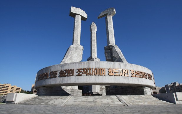 Паметникът на Комунистическата партия на КНДР в Пхенян