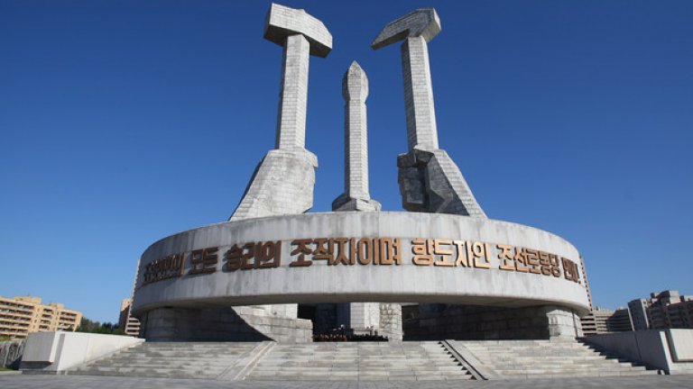 Паметникът на Комунистическата партия на КНДР в Пхенян