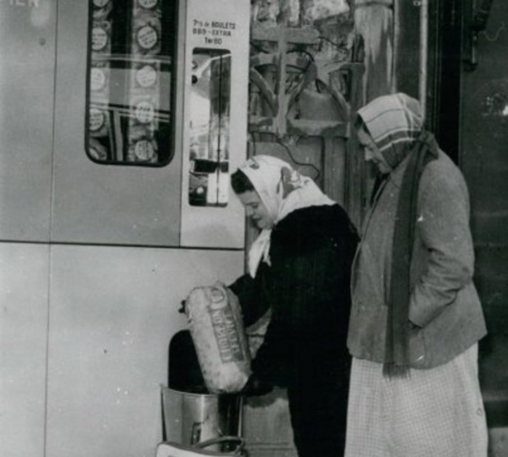 Топло

В парижкото предградие Мьодон през 60-те години жителите се снабдяват с въглища в удобни опаковки от автомат. 