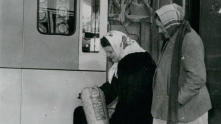 Топло

В парижкото предградие Мьодон през 60-те години жителите се снабдяват с въглища в удобни опаковки от автомат. 
