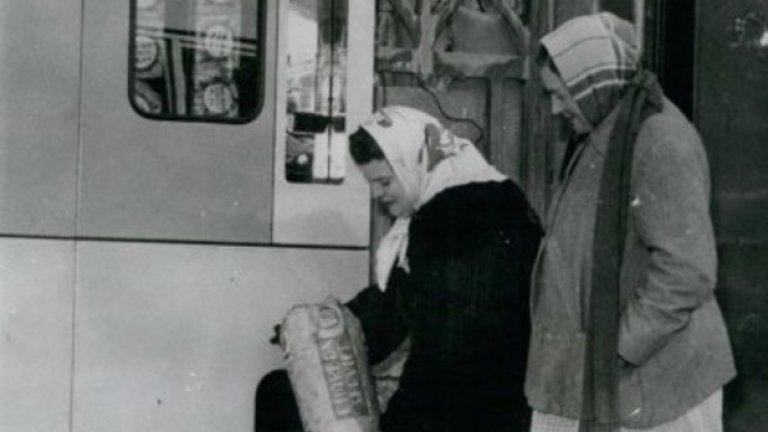 Топло
В парижкото предградие Мьодон през 60-те години жителите се снабдяват с въглища в удобни опаковки от автомат.