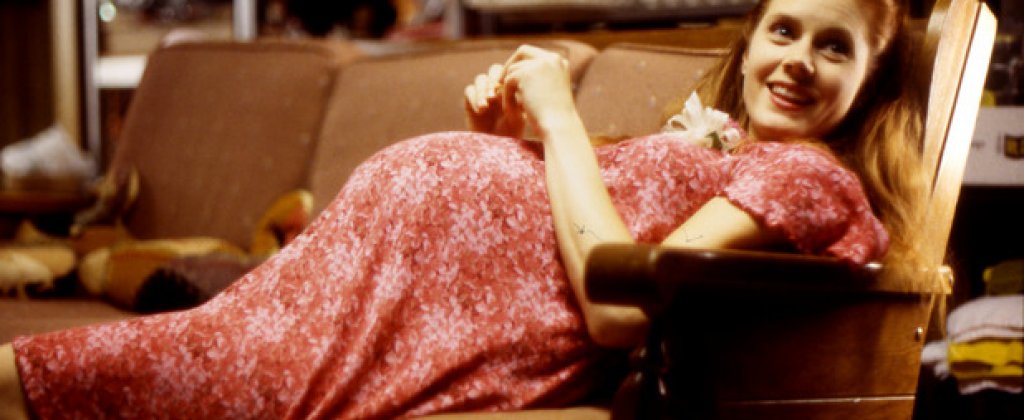 Ембет Дейвиц и Ейми Адамс в "Джунбъг" (Junebug, 2005)
Успешен арт дилър от Чикаго, Мадлен пътува до Северна Каролина за да търси известен художник, чиито творби иска да изложи в галерията си. Тя взема съпруга си Джордж със себе си и те отсядат при родителите му. Бълдъзата на Джордж Ашли веднага "открадва шоуто" по начин, който си струва да се види. Ейми Адамс е номинирана за най-добра актриса във второстепенна роля за филма.