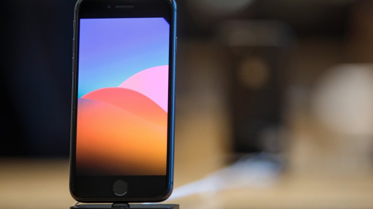 14. iPhone 8
По-компактният и малко по-евтин вариант на новата реколта от Apple е добър избор по няколко причини. Предоставя ви много от функциите на iPhone 8 Plus (за него - малко по-късно), има подобен дизайн, home-бутон със сензор за пръстов отпечатък на предната част на устройството, идва с новия A11 bionic процесор и най-новия софтуер на iOS. Телефонът има само една основна камера и екранът му не е толкова добър, колкото на по-големия брат от линията, но iPhone 8 не отстъпва по производителност. В същото време пасва идеално на хората, които предпочитат да държат в ръката си по-малък телефон.