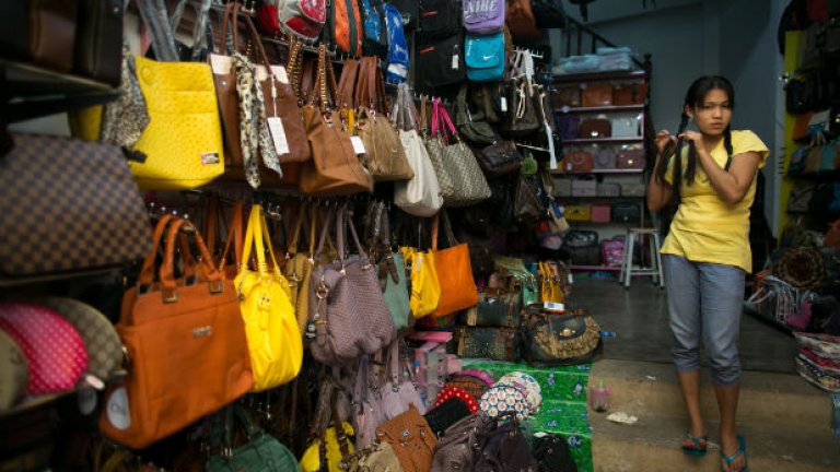 Същите дамски чанти се продават на други места за много пари