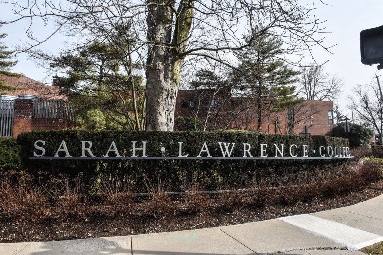 На няколко пъти администрацията на колежа Сара Лорънс получава сигнали, че възрастен мъж, който не е студент на висшето училище, е отседнал в кампуса, но до директни действия срещу Лари Рей така и не се стига