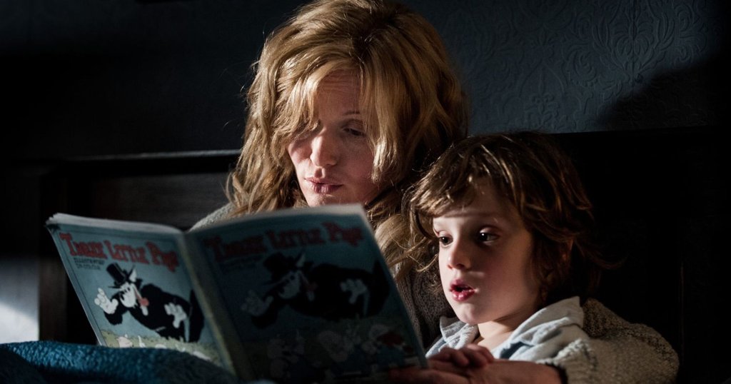 \"The Babadook\" (2014)
Филмът разказва за самотна майка и проблемното й дете. Демонът от приказката излиза от хартиените страници и зрителят се потапя в битката на майката да спаси детето си. А междувременно Дженифър Кент ни потапя в ужасяващ свят, 