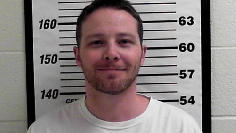 Мъжът е бивш военен, а мотивите му все още не се изясняват