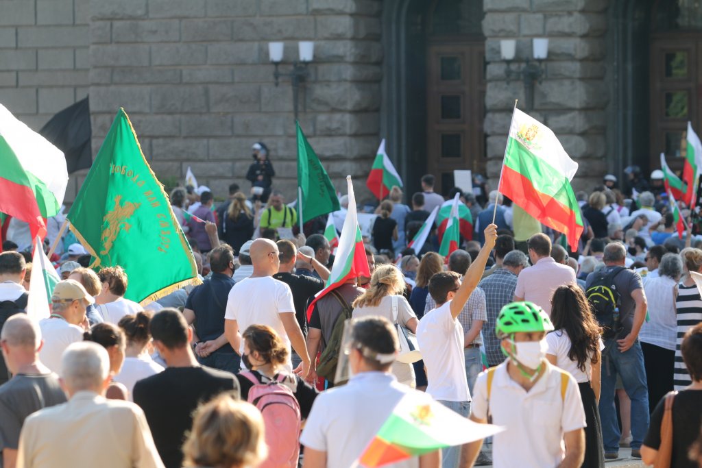 "Велико народно въстание": Напрежение на площaда и лют спрей срещу протестиращите