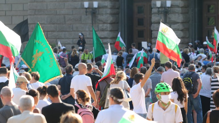 "Велико народно въстание": Напрежение на площaда и лют спрей срещу протестиращите