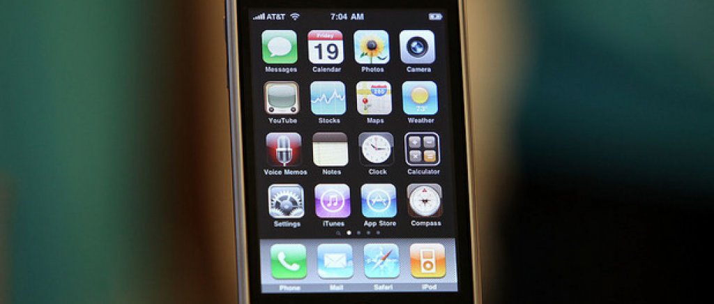 11. iPhone 3GS (2009)

Критиците не харесаха третия iPhone, пуснат през 2009 г., тъй като почти не се различаваше с миналогодишния 3G. Камерата, която дори нямаше светкавица, беше само 1 MP по-добра от пo-стария модел. Най-значителните промени в 3GS бяха софтуерни - въвеждането на функцията за запис на глас и опцията за copy/paste на текст. 