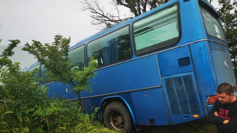 Автобус и BMW се удариха челно на изхода от Созопол