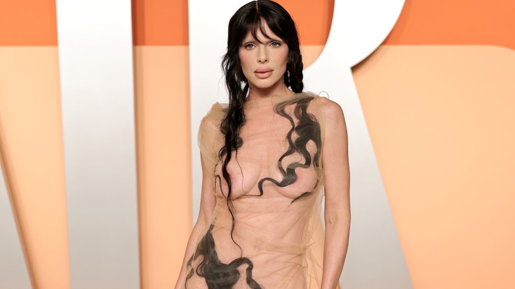 Джулия ФоксДжулия Фокс отдавна не е с Кание Уест, но продължава да разбира добре от провокация. Тя се появи като сирена на афтърпартито на наградите „Оскар“ и само изкуствени кичури коса скриваха интимните ѝ части.