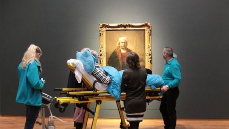 Преди месеци умираща 78-годишна жена пожела да види най-новата изложба на Рембранд в Амстердам