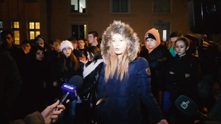 Приятелка на момчето наруши мълчаливия протест